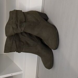 Like new olive green boots